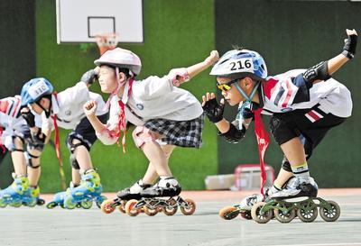 6月23日，邯鄲市邯山區(qū)實驗小學(xué)的學(xué)生在練習(xí)輪滑。 當(dāng)日是國際奧林匹克日，該小學(xué)開展了“我運動、我健康、我快樂”為主題的體育活動，通過足球、籃球、武術(shù)、輪滑、擊劍等運動，讓學(xué)生們享受運動健身的快樂，感受運動的魅力。 河北日報通訊員 郝群英攝