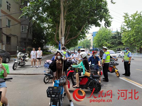 石家莊交警在查處非機(jī)動車違章。人民網(wǎng)祝龍超攝