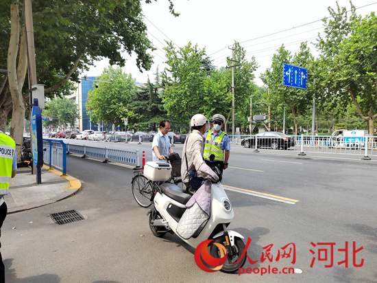 石家莊交警在查處非機(jī)動車違章。人民網(wǎng)祝龍超攝