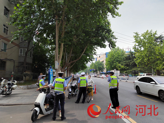 石家莊交警在查處非機(jī)動車違章。人民網(wǎng)祝龍超攝