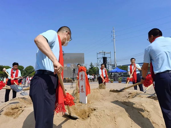 作為今年荷花節(jié)“開場秀”，理士新能源智造園區(qū)項(xiàng)目正式開工。人民網(wǎng) 馬曉波攝