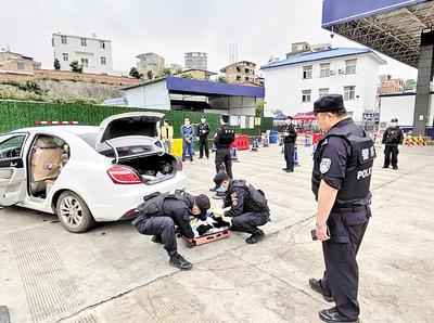 圖為民警對重點(diǎn)車輛是否攜帶毒品進(jìn)行檢查。省禁毒委供圖