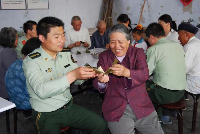 趙德恒與孤寡老人共度端午佳節(jié) 。 濱州市公安局海岸警察支隊岔尖派出所供圖