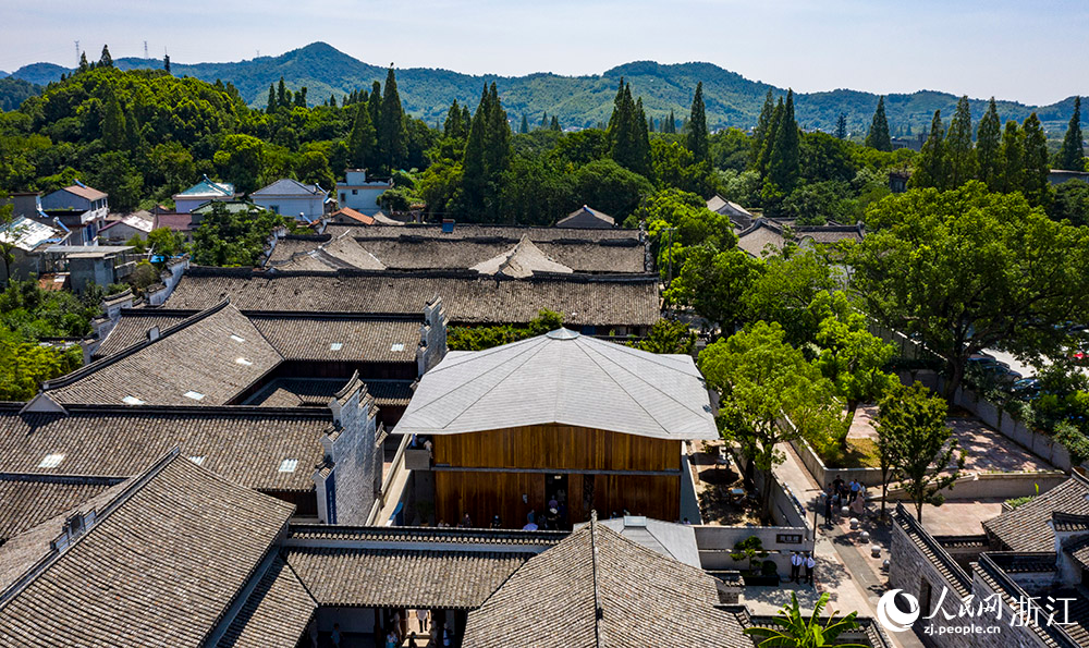 7月23日，空中俯瞰位于寧波市江北區(qū)慈城鎮(zhèn)的抱珠樓。人民網(wǎng) 章勇濤攝