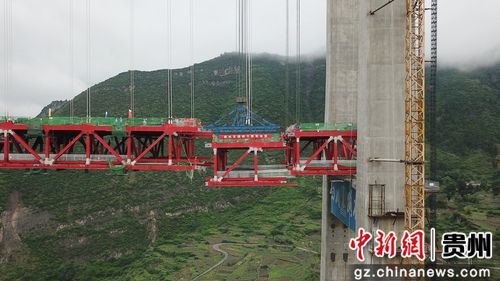 5月30日，貴州習水，世界山區(qū)峽谷第一高塔懸索橋——赤水河大橋最后一節(jié)鋼桁梁正在拼裝。赤水