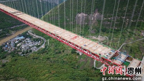 這三個圖說寫5月30日，貴州習水，世界山區(qū)峽谷第一高塔懸索橋——赤水河大橋順利合龍。