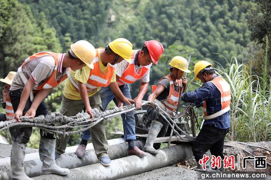 8月13日，融水苗族自治縣境內的羅融二級公路施工路段，工人們正冒著37℃的高溫在進行作業(yè)。