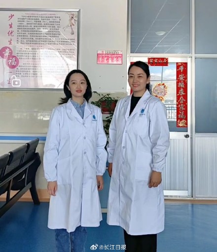 “有醫(yī)生嗎？有人暈倒了！”武漢協(xié)和醫(yī)院援藏醫(yī)療隊員聽到呼救就沖了上去