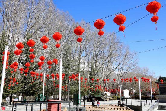 2月10日，古城拉薩宗角祿康公園紅彤彤的燈籠高掛，洋溢著濃郁的節(jié)日喜慶氛圍。