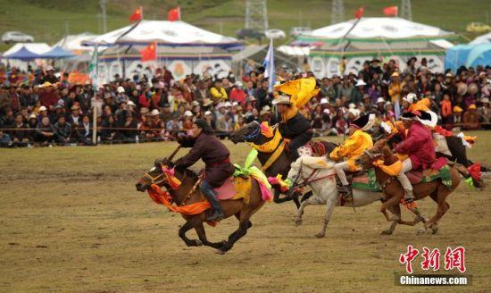 8月4日，四川理塘“八一”賽馬場上演一場精彩的馬術競技比賽，引來上萬民眾和游客觀賽。 中新社記者 劉忠俊 攝