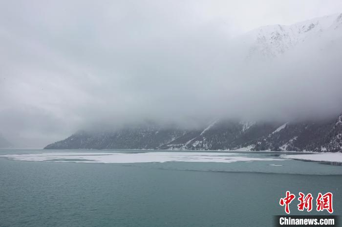 然烏湖春雪飄落?！∪轿木?攝