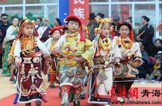 圖為雜多縣中心幼兒園開展了以“傳承非遺文化從我開始”為主題的親子活動暨首屆民間文化游戲節(jié)。