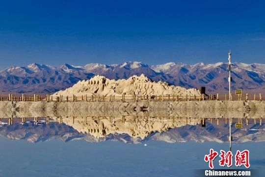 圖為“青海茶卡鹽湖”景區(qū)。（資料圖）　張?zhí)砀！z