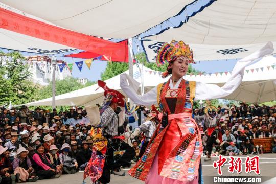 圖為拉薩市民在觀看非遺藏戲表演。　何蓬磊 攝