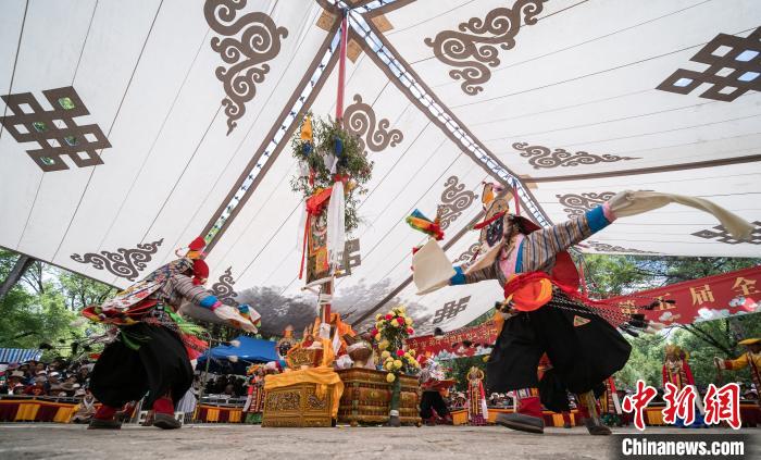 圖為2018年8月12日，西藏拉薩雪頓節(jié)期間，羅布林卡公園內(nèi)舉行的藏戲比賽吸引了眾多藏族民眾和國內(nèi)外游客前來觀看(資料圖)?！『闻罾?攝