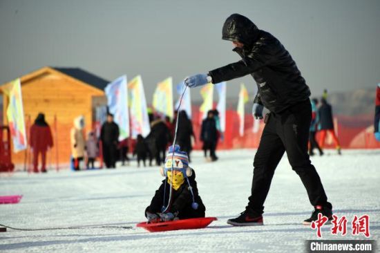 圖為市民戲雪。　丁凱 攝