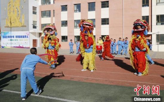 圖為西寧市陽光小學(xué)學(xué)生參加舞獅社團(tuán)?！●R銘言 攝