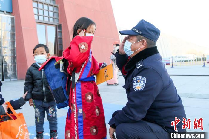 圖為小乘客向拉薩鐵路公安民警敬禮?！『铲i 攝