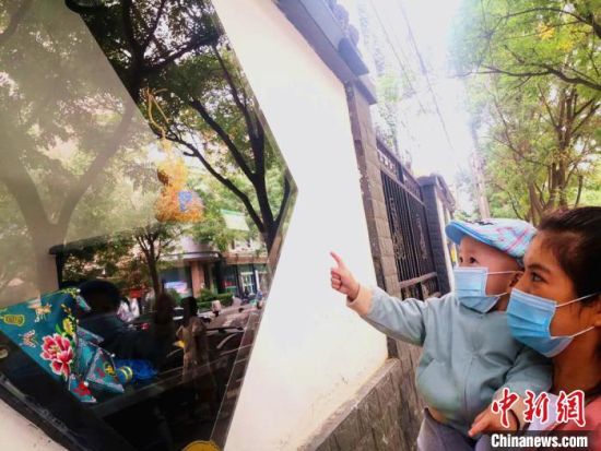 圖為蘭州市民在街頭觀賞刺繡和刻葫蘆的非遺展示。(資料圖) 史靜靜 攝