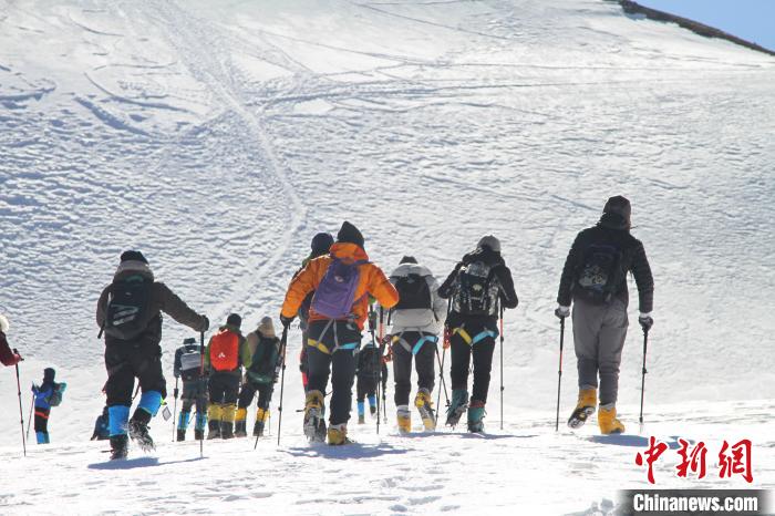 圖為2019年，普通民眾在洛堆峰體驗(yàn)登雪山活動(dòng)。資料圖 趙朗 攝