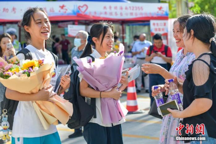 資料圖：6月10日，海南省海口市海南中學(xué)考點(diǎn)外，家長(zhǎng)為剛剛走出考場(chǎng)的考生送上鮮花。當(dāng)日，海南省2021年高考結(jié)束 。 <a target='_blank' ><p  align=