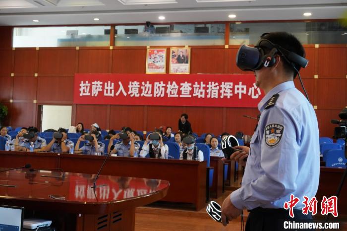 圖為移民管理警察、機場工作人員等體驗VR學(xué)黨史。　郇詠 攝