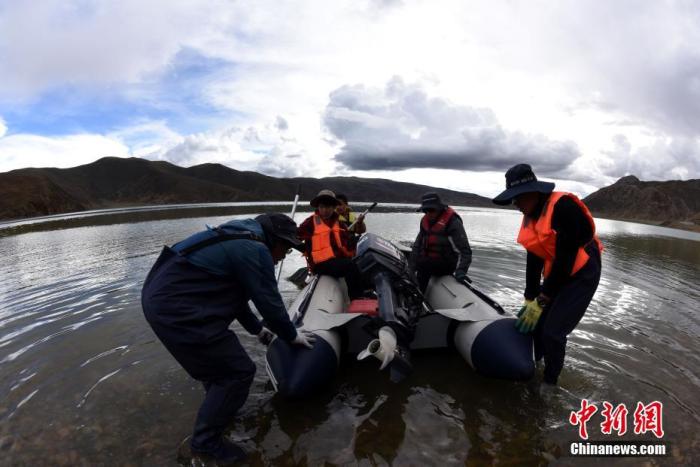 圖為科考隊(duì)員準(zhǔn)備乘快艇前往浪錯(cuò)湖中心開展科考作業(yè)。 <a target='_blank' ><p  align=