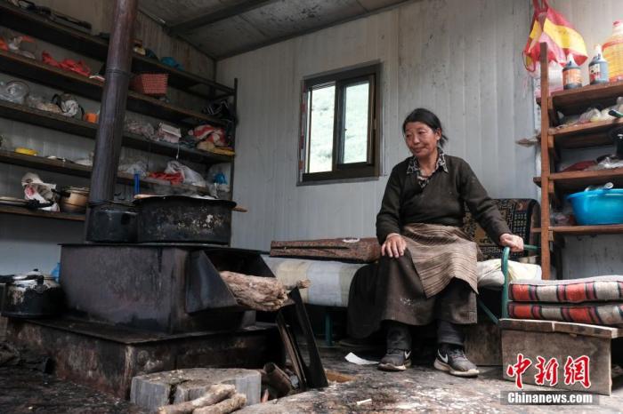 圖為8月6日，“玉麥姐妹”央宗在自家牧場放牧點的小屋里，她傳承了父親的生活習慣，喜歡待在牧場。 <a target='_blank' ><p  align=