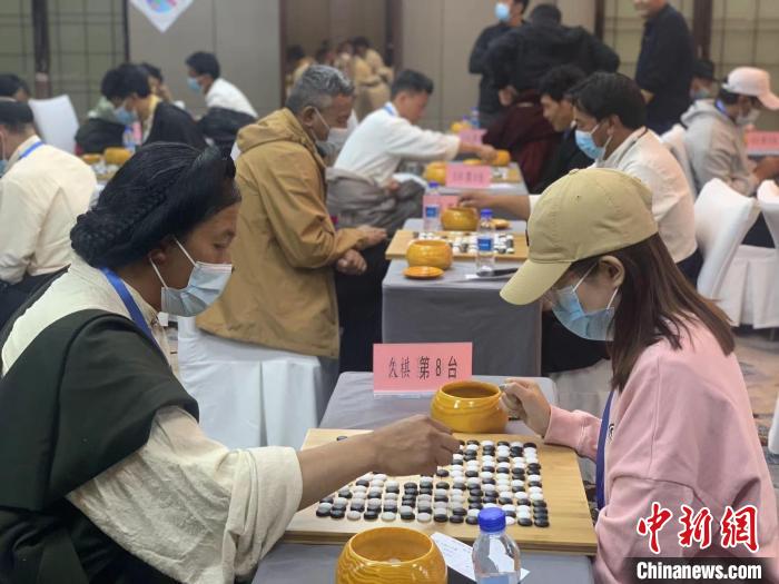 圖為參賽選手正在進(jìn)行藏棋對弈。　謝牧 攝