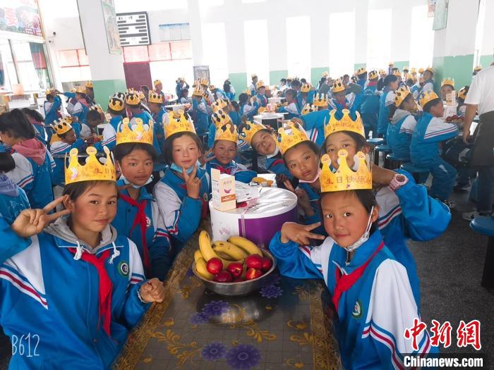 圖為加查縣安繞鎮(zhèn)小學(xué)學(xué)生集體過六一兒童節(jié)。　安繞鎮(zhèn)小學(xué)供圖