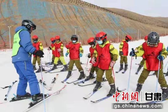 圖為天祝烏鞘嶺國際滑雪場游客享受冰雪運動樂趣。