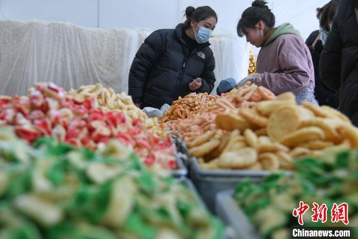 圖為拉薩市民選購(gòu)年貨“卡塞”。　貢嘎來(lái)松 攝