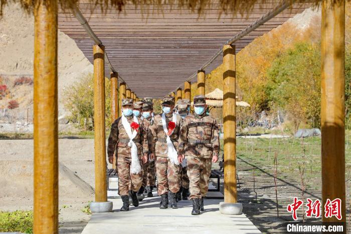 圖為什布奇邊防連退伍老兵臨別前再看一眼連隊。　劉曉東 攝