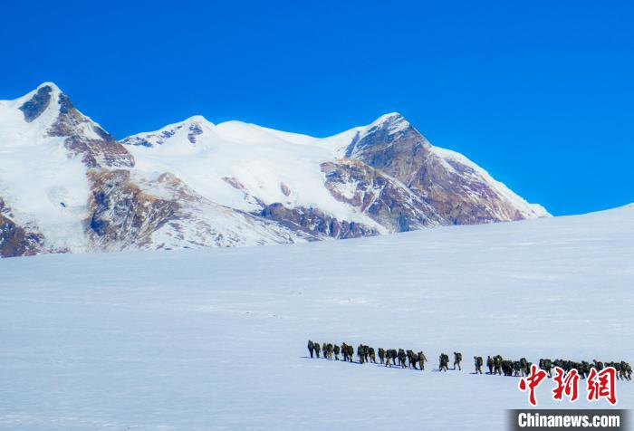 官兵攀爬、翻越、穿行在雪山。　西藏山南軍分區(qū)某團供圖