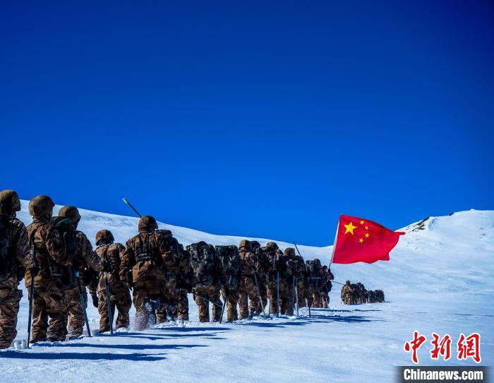 官兵攀爬、翻越、穿行在雪山?！∥鞑厣侥宪姺謪^(qū)某團供圖