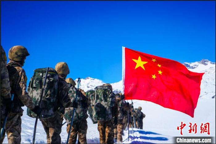 官兵攀爬、翻越、穿行在雪山。　西藏山南軍分區(qū)某團供圖