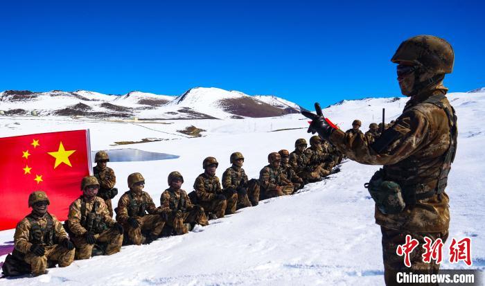 三連指導員蔡子琪(圖右)為官兵作二十大精神宣講。　西藏山南軍分區(qū)某團供圖