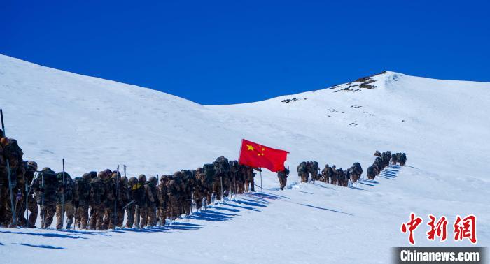 官兵攀爬、翻越、穿行在雪山?！∥鞑厣侥宪姺謪^(qū)某團供圖