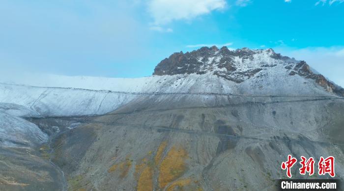 圖為邊壩縣降雪時(shí)夏貢拉山段路況?！∵厜慰h融媒體中心供圖