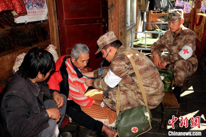 資料圖為墨脫邊防官兵為行動不便的民眾免費巡診。　馬軍供圖