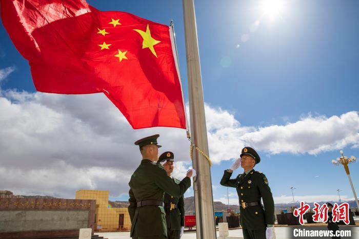 圖為在西藏阿里地區(qū)札達縣，軍民共同舉行升國旗儀式，慶祝西藏百萬農(nóng)奴解放紀念日?！詵| 攝