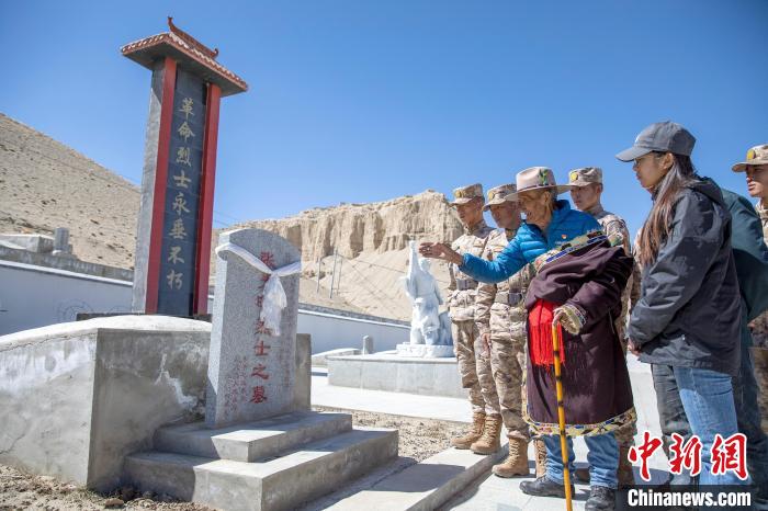 圖為在西藏阿里地區(qū)札達(dá)縣烈士陵園，82歲的次仁南杰老人為軍民代表講述新舊西藏的變化?！詵| 攝