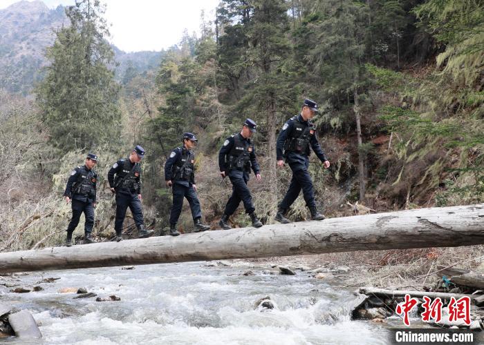 山南邊境管理支隊玉麥邊境派出所民警邊境巡邏途中走過河道上“獨木橋”?！∴嶇?攝