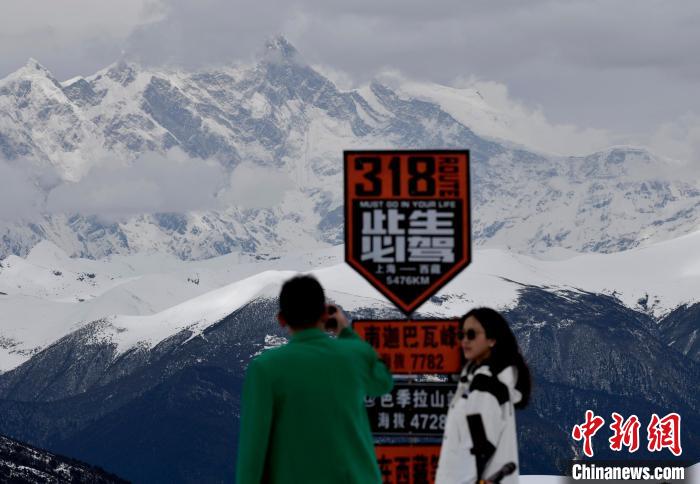 圖為5月14日，西藏林芝色季拉山觀景臺，游客遠眺南迦巴瓦峰?！　±盍?攝