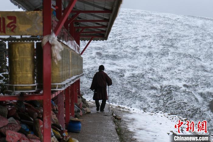 孜珠寺與雪山風光。　江飛波 攝