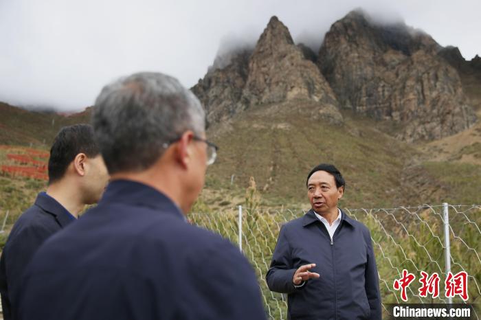 圖為西藏自治區(qū)人大常委會(huì)副主任、拉薩南北山綠化指揮部副總指揮江白(右)?！∝暣_ 攝