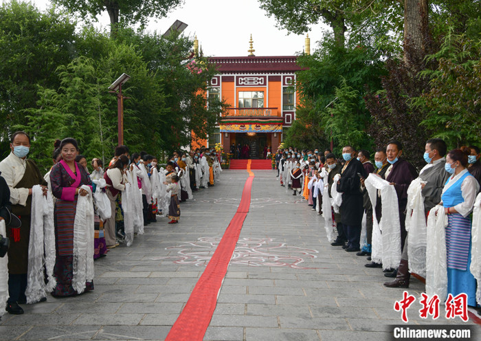 7月30日，在位于拉薩的雪林多吉頗章內(nèi)，各族各界信眾列隊歡迎班禪回藏?！?lt;a target='_blank' ><p  align=