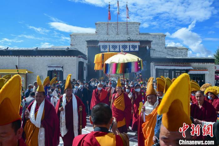 8月8日，全國(guó)政協(xié)常委、中國(guó)佛教協(xié)會(huì)副會(huì)長(zhǎng)、中國(guó)佛協(xié)西藏分會(huì)會(huì)長(zhǎng)班禪額爾德尼·確吉杰布從拉薩回到駐錫地扎什倫布寺。 <a target='_blank' ><p  align=