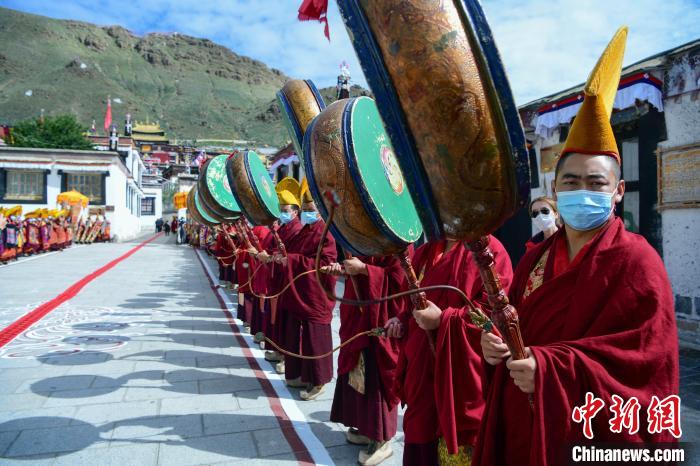 8月8日，班禪回到駐錫地扎什倫布寺，僧人們以最高規(guī)格的藏傳佛教傳統(tǒng)儀式迎接班禪到來。　 貢嘎來松 攝