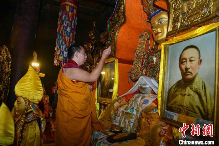 8月8日，班禪在扎什倫布寺措欽大殿朝拜佛祖釋迦牟尼佛像?！?貢嘎來松 攝